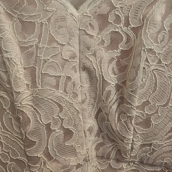White lace dress with pink underlayment - Picture 4 of 4